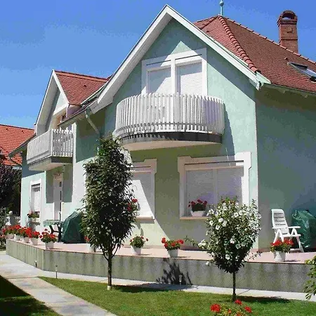 Caty Vendeghaz Хайдусобосло